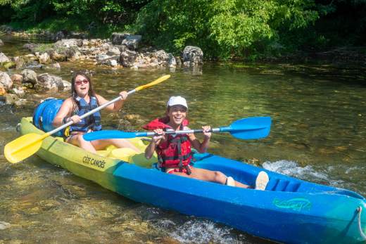 Photo de lactivité scolaire sport nature : canoë-kayak, montrant deux jeunes filles dans un canoë sur la rivière la Cèze